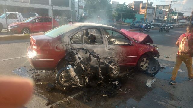 ¡Grave motociclista prensado por un auto y una camioneta en Aguascalientes!