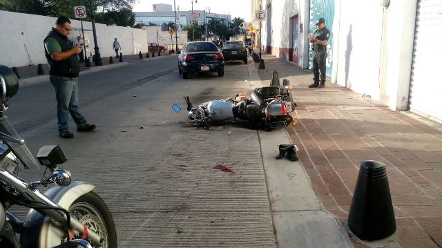 ¡Motociclista lesionado tras ser impactado por un auto y chocar contra otro en Aguascalientes!