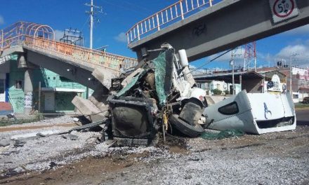 ¡Murió el copiloto del tráiler que embistió varios vehículos y derribó un puente peatonal en Aguascalientes!