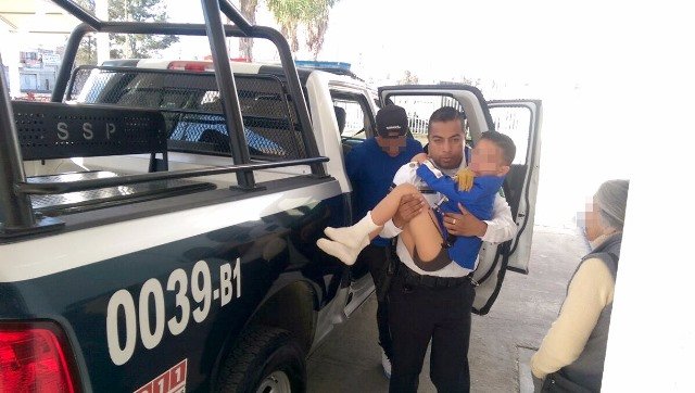 ¡Niño de 5 años de edad fue atacado por un feroz can en Aguascalientes y policías municipales lo auxiliaron!