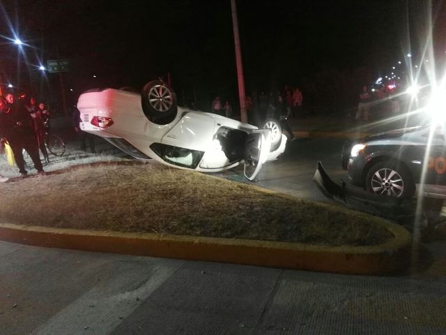 ¡1 lesionado tras fuerte choque-volcadura entre 2 automóviles en Aguascalientes!