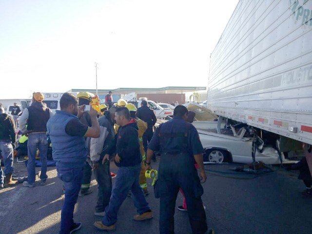 ¡Mueren 3 personas en fuerte choque entre una camioneta y un tráiler en Aguascalientes!