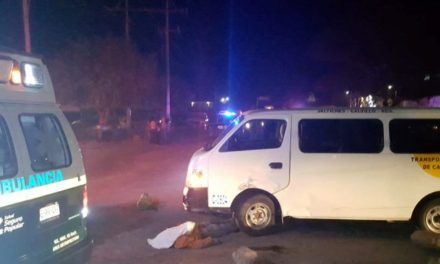 ¡Motociclista murió tras chocar contra una combi en Calvillo, Aguascalientes!