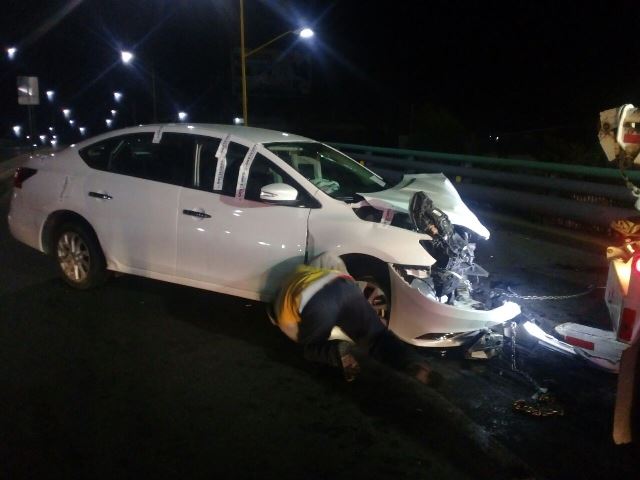 ¡Una joven destrozó su automóvil tras estrellarse contra un puente vehicular en Aguascalientes!
