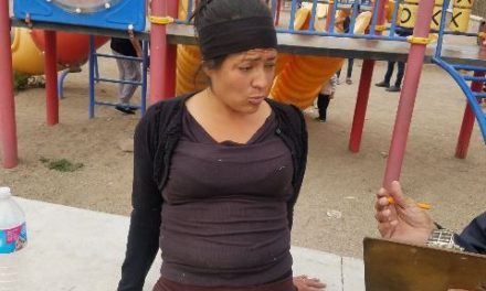 ¡Mujer se salvó de morir aplastada por un poste de concreto derribado por un camión de volteo en Aguascalientes!