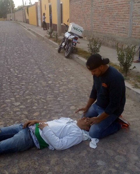 ¡Empleado de una refaccionaria lesionado tras caer de una motocicleta en Lagos de Moreno!