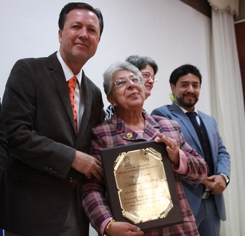 ¡Entregan reconocimientos por años de servicio a maestros y personal administrativo de la Escuela Normal de Aguascalientes!