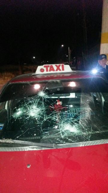 ¡Taxista atropelló a un peatón y testigos le destrozaron el auto de alquiler en Aguascalientes!