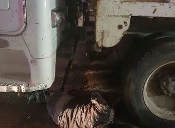 ¡Hombre murió prensado entre 2 camiones de carga en Aguascalientes!