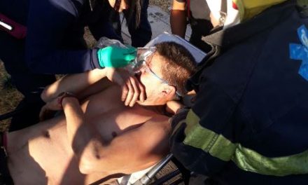 ¡Policías municipales rescataron a un hombre que intentaba matarse en Aguascalientes tras pelear con su esposa!