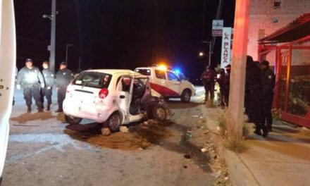 ¡Choque-volcadura entre un auto y una camioneta dejó 1 muerto y 1 lesionada en Zacatecas!
