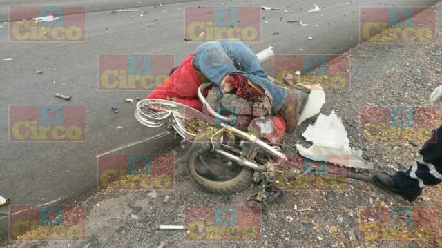 ¡Empleado municipal de Calera, Zacatecas, que iba en su motocicleta, murió embestido por un tráiler!