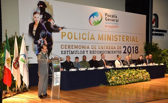 ¡Entrega gobernador estímulos y reconocimientos a policías ministeriales!