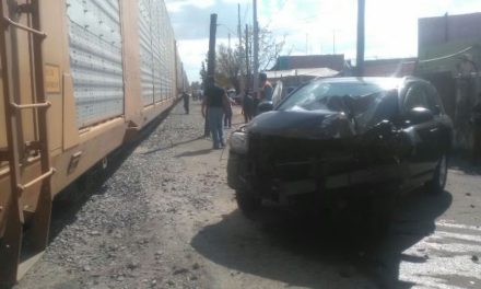 ¡2 camionetas chocaron contra el tren en Aguascalientes!