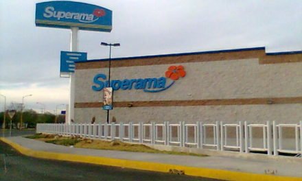 ¡Pistolero asaltó a un matrimonio y a su hija en un supermercado en una zona residencial en Aguascalientes!