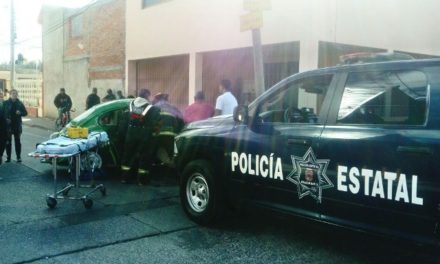 ¡Patrulla de la Policía Estatal chocó a un “vochito” en Aguascalientes: 3 lesionados!
