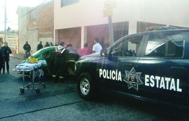 ¡Patrulla de la Policía Estatal chocó a un “vochito” en Aguascalientes: 3 lesionados!