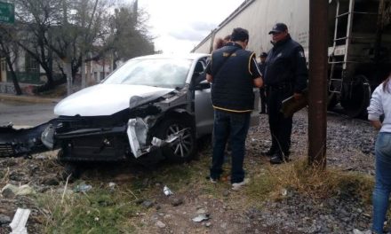¡Automovilista fue embestido por el tren en Aguascalientes y sufrió lesiones leves!
