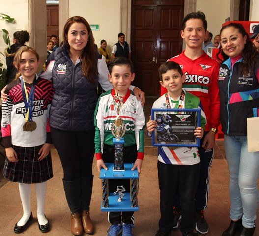 ¡Alumnos triunfadores de la escuela de iniciación de BMX agradecieron a Tere Jiménez por el impulso que ha dado al deporte!