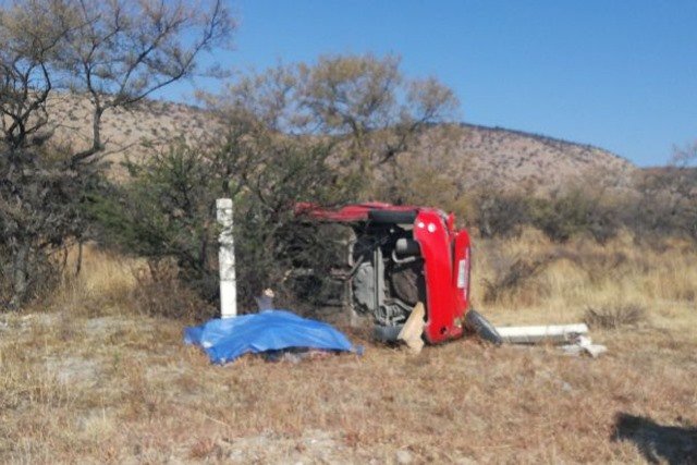 ¡1 muerto y 1 lesionada dejó la volcadura de un auto en la autopista Lagos de Moreno-San Luis Potosí!