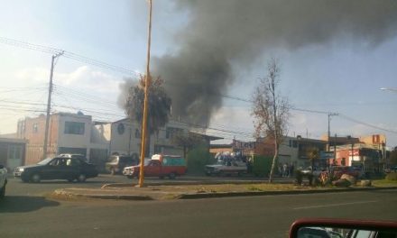 ¡Incendio casi acabó con una chatarrera y un taller mecánico en Aguascalientes!