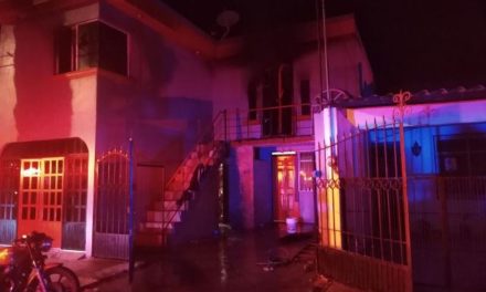 ¡Policías municipales de Aguascalientes rescataron a dos gemelos de 3 años al incendiarse una casa en el fraccionamiento Pirámides!