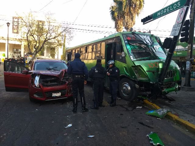 ¡Mujer en camioneta se pasó el alto del semáforo y chocó contra un camión urbano en Aguascalientes!
