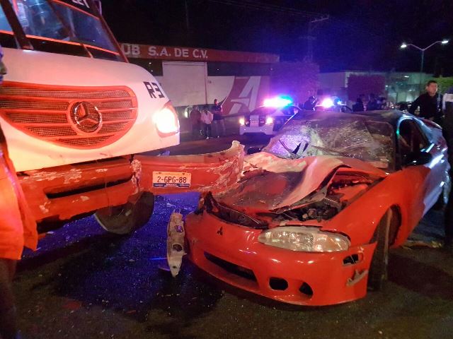 ¡3 lesionados graves tras choque entre un auto y un camión urbano en Lagos de Moreno!