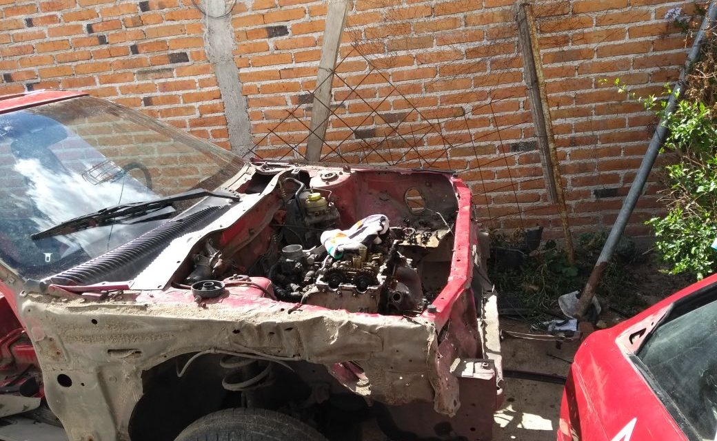 ¡Policías municipales fueron agredidos a balazos por 2 sujetos que desmantelaban un taxi robado en Aguascalientes!