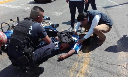 ¡Automóvil embistió una motocicleta en Aguascalientes y dejó 3 lesionados!