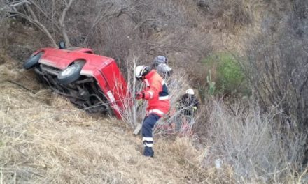 ¡Camioneta se volcó y cayó a un barranco en Aguascalientes: 2 lesionados!