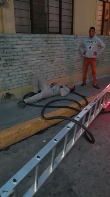 ¡Lesionado repartidor de gas tras sufrir una caída de 7 metros de altura en Aguascalientes!