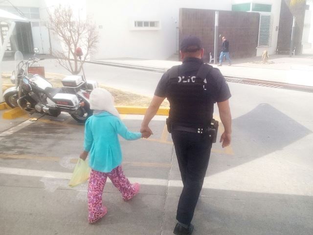 ¡Policías municipales aseguraron a niña de 8 años de edad que deambulaba sola en la calle en Aguascalientes!