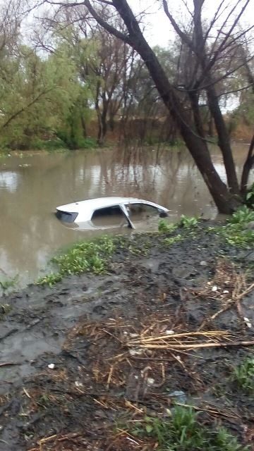 ¡Rescataron a madre e hija de una camioneta que era arrastrada por la corriente de un río en Aguascalientes!