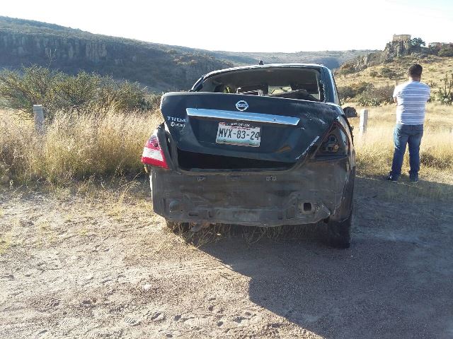 ¡Automóvil se estrelló contra un señalamiento vial en Aguascalientes y el chofer salió ileso!