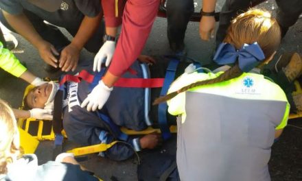 ¡Chofer resultó lesionado tras la volcadura de un taxi en Aguascalientes!