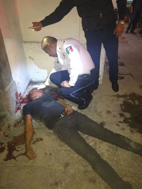¡Al borde de la muerte un sujeto que robó unas cervezas a 2 clientes en un antro y éstos lo golpearon en Aguascalientes!
