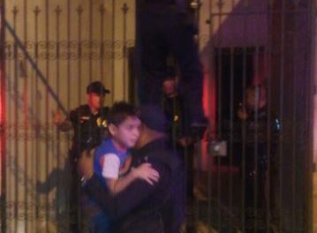 ¡Policías municipales rescataron a 2 niños de una casa incendiada en Aguascalientes!