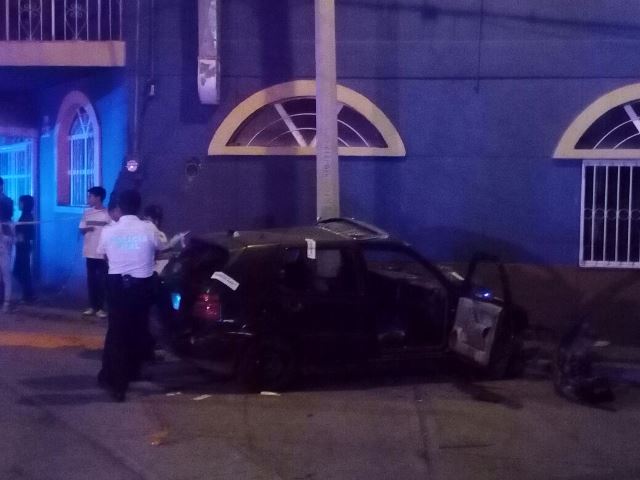 ¡Agoniza joven automovilista que se estrelló contra 2 postes en Aguascalientes!