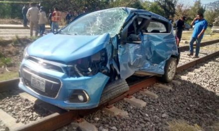 ¡Joven automovilista murió tras ser embestida por el tren en Encarnación de Díaz!