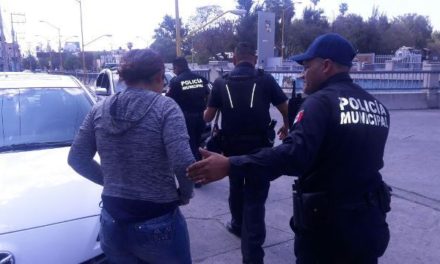 ¡Policías municipales de Aguascalientes en coordinación con paramédicos de Protección Civil Municipal atendieron oportunamente el intento de suicidio de  una joven mujer!