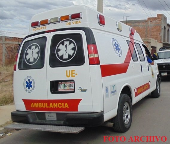 ¡2 hermanos en motocicleta chocaron contra un poste en Aguascalientes y uno está grave!