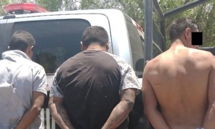 ¡Detuvieron a 3 sujetos que desmantelaban un automóvil robado en Aguascalientes!