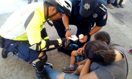 ¡Niño se lesionó tras una caída en la FNSM de Aguascalientes y fue auxiliado por policías municipales!