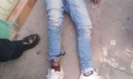 ¡Adolescente asaltó una tienda de abarrotes en Aguascalientes y luego fue baleado en un pie!