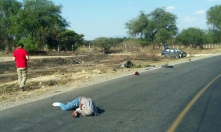 ¡Murieron 2 motociclistas tras chocar de frente contra un auto en Lagos de Moreno!