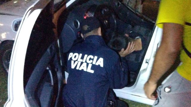 ¡Grave policía estatal que en su auto particular chocó contra un árbol en Aguascalientes!