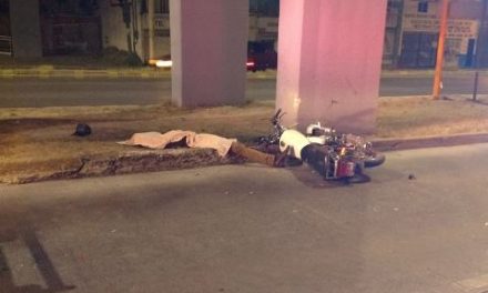 ¡Motociclista murió tras estrellarse contra un puente peatonal en Aguascalientes!