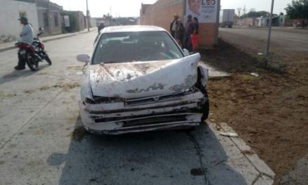 ¡Automovilista se estrelló contra una casa en Aguascalientes tras sufrir una crisis convulsiva!