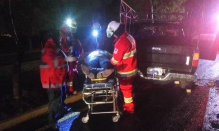 ¡Hombre resultó lesionado de consideración tras estrellar su camioneta contra un árbol en Aguascalientes!